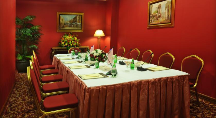 Makarem Ajyad Makkah Hotel Мекка Экстерьер фото The photo shows a conference or meeting room with a long table set up for discussions or presentations. The table is covered with a white tablecloth and has several place settings, including notepads and pens. There are green bottles of water on the 
