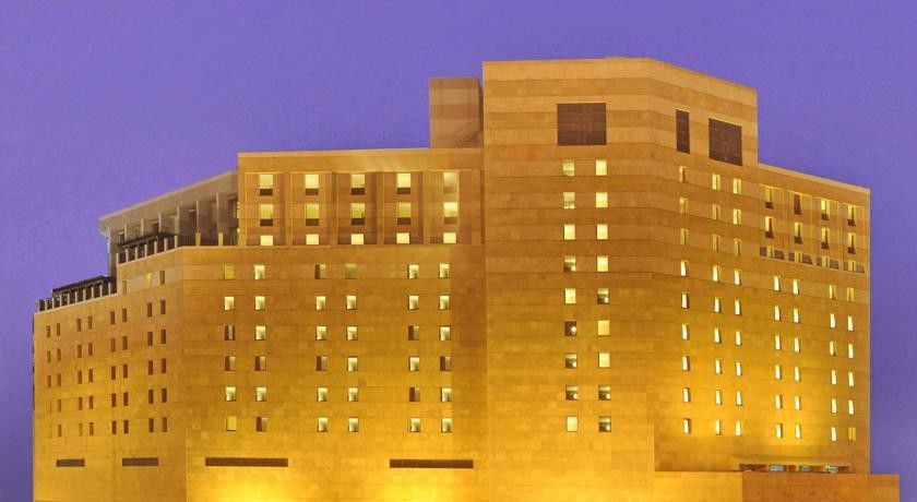 Makarem Ajyad Makkah Hotel Мекка Экстерьер фото The photo shows a large building, likely a hotel or a similar establishment. The structure is designed with a modern aesthetic, featuring a facade made of light-colored materials. The building has multiple floors, with several windows illuminated, su
